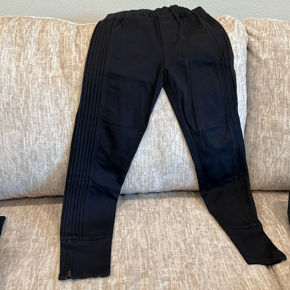 UMGEE pants size small.